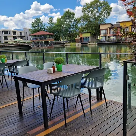 Waterside Хотел