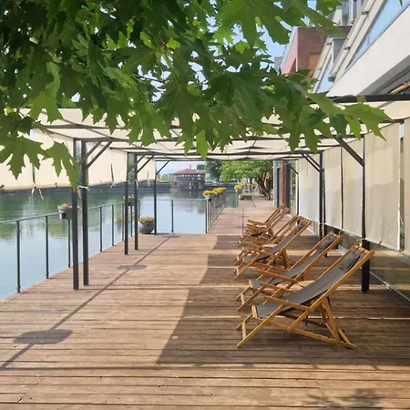 Хотел Waterside